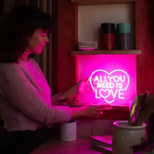 Neoneffekt LED Schild "It's a Sign" (All You Need Is Love) – Bild 8