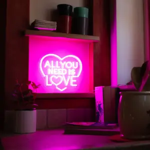Neoneffekt LED Schild "It's a Sign" (All You Need Is Love) – Bild 7