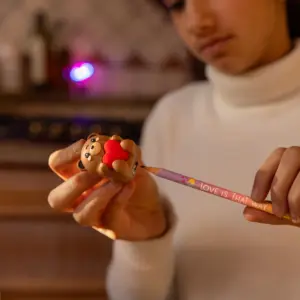 Anspitzer mit Lichteffekt und Behälter "Sharpening is Magic" – Bild 21