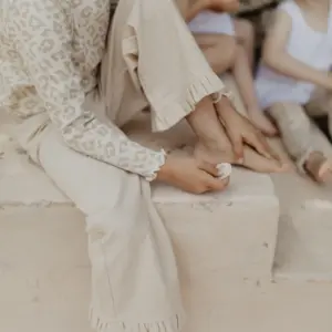 Weite Hose mit Volantsaum in Leinenoptik "Cappucino" – Bild 4