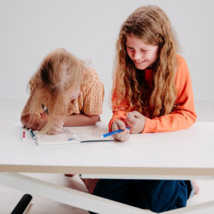 Höhenverstellbarer Kinderschreibtisch von poptop – Bild 2