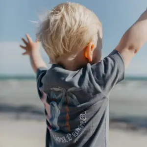 T-Shirt "Surfboards" (unisex) – Bild 3