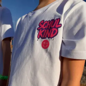T-Shirt Schulkind, Graffiti Pink – Bild 4