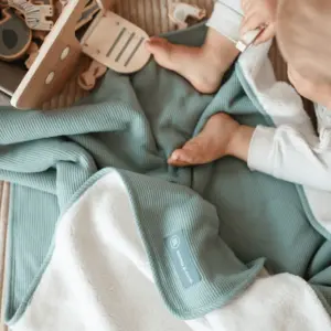 Kuscheldecke von emma & noah (grau) – Bild 3