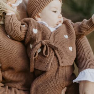 Baby-Strickjacke zum Wickeln „Hearts" pecan – Ansicht 2