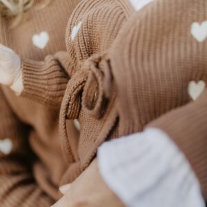 Baby-Strickjacke zum Wickeln „Hearts" pecan – Ansicht 3