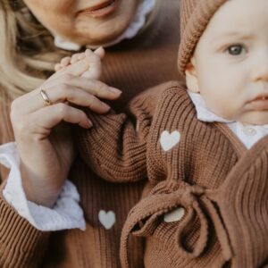 Baby-Strickjacke zum Wickeln „Hearts" pecan – Ansicht 4